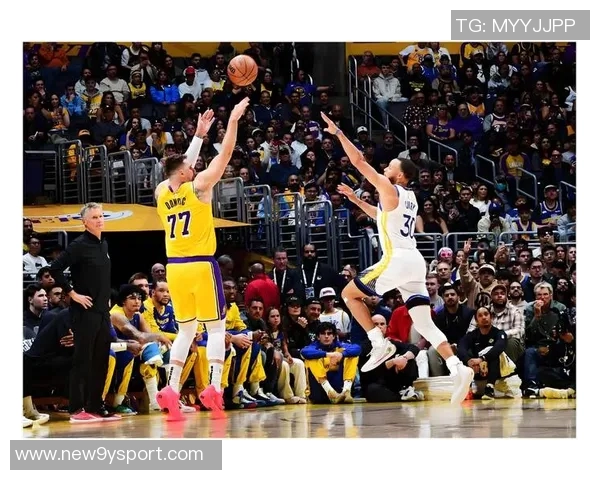 东契奇与里夫斯联手发威勇士油漆区内线防守漏洞显著